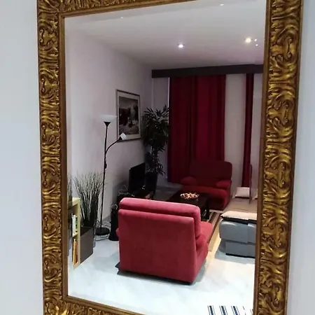 Cosy A 200m De La Cathedrale Апартаменты *